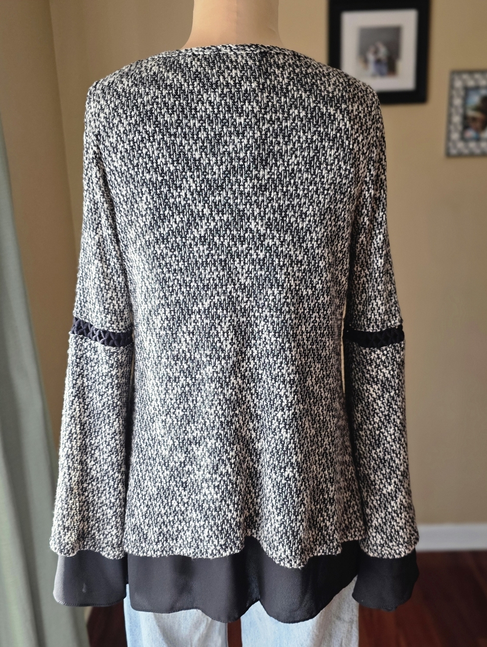 Design Lab Lord & Taylor Bell Sleeve Sweater - Size Medium -Flawless Piece - Picture 7 of 12